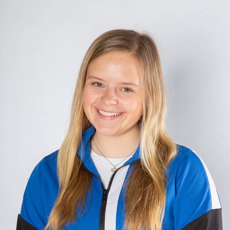 Lächelnde Frau in blauer Sportjacke
