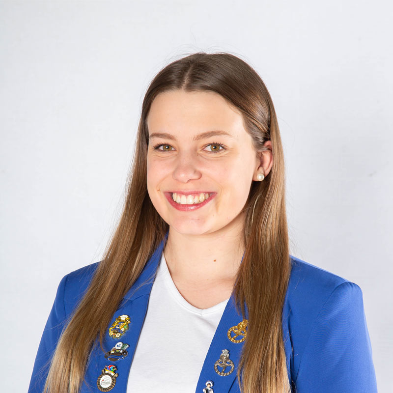 Junge Frau mit blauem Blazer lächelt