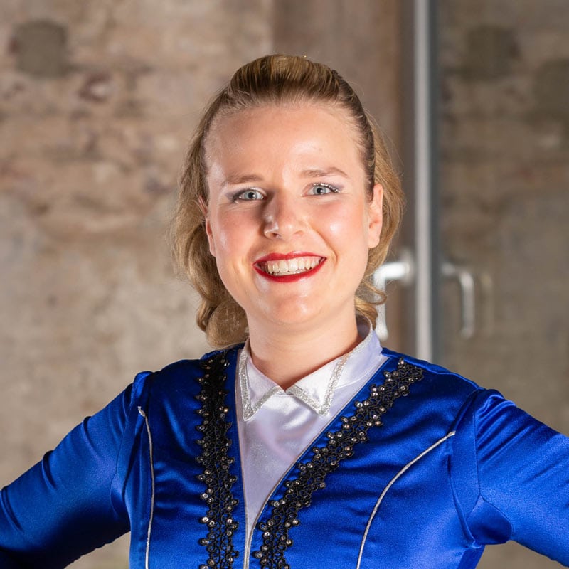 Lächelnde Frau in blauem Kostüm