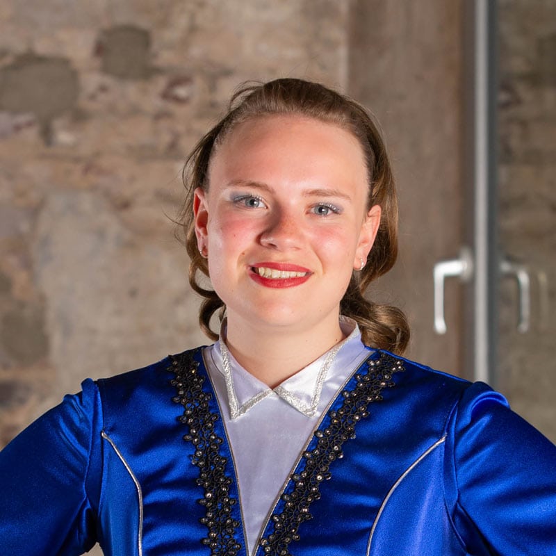 Lächelnde Frau in blauem Kostüm