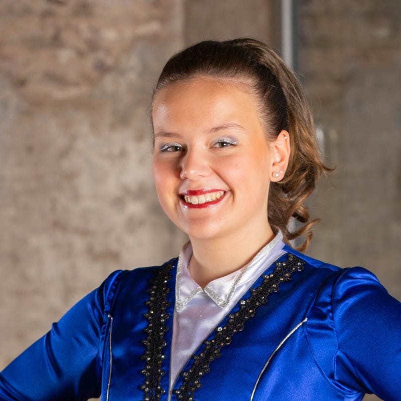 Lächelnde Frau in blauem Kostüm